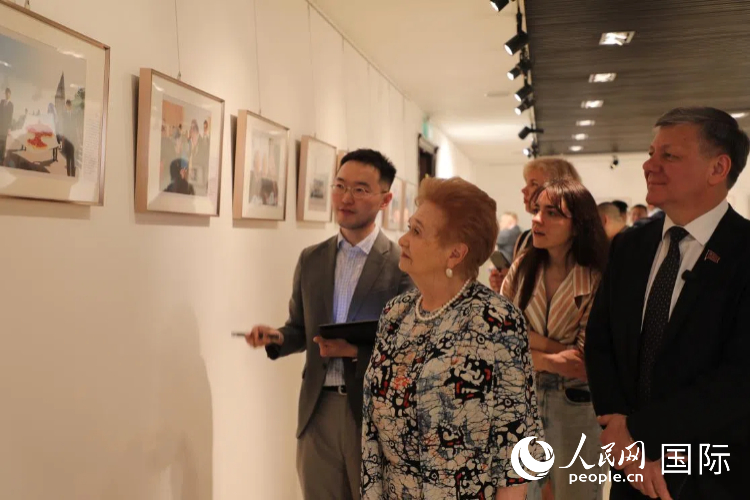 现场嘉宾参观图片展。人民网记者 肖新新摄