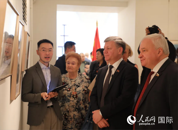现场嘉宾参观图片展。人民网记者 肖新新摄