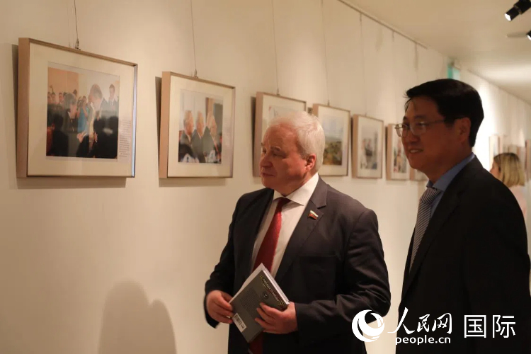 现场嘉宾参观图片展。人民网记者 肖新新摄