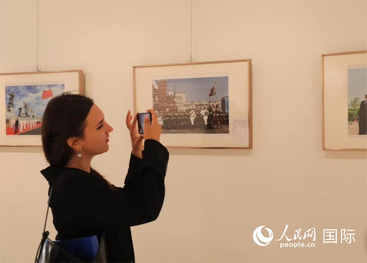 现场嘉宾参观图片展。人民网记者 肖新新摄