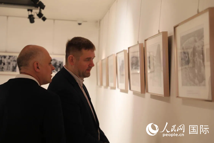 现场嘉宾参观图片展。人民网记者 肖新新摄