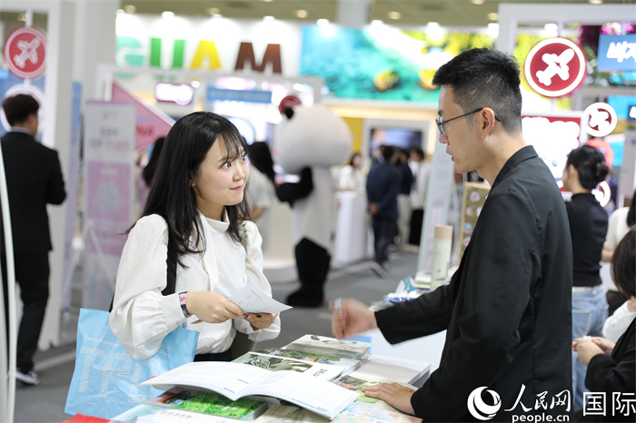 2. 一位韩国参观者在浙江省展台前咨询。人民网记者  莽九晨摄