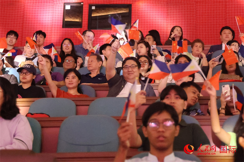 现场观众挥舞两国国旗，表达两国人民对中菲友好的诚挚愿望和殷切期望。人民网记者樊帆 摄