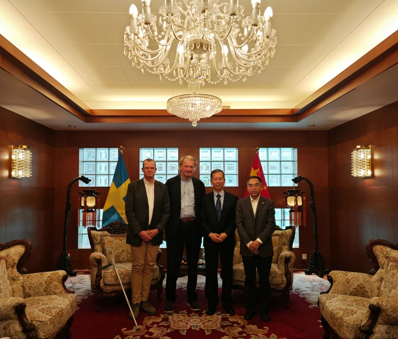 中国驻瑞典大使崔爱民会见北极光基金会董事维克曼。中国驻瑞典大使馆供图