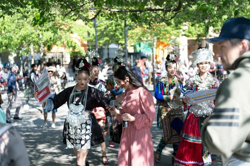 身着民族服装的演员与当地民众互动。斯德哥尔摩中国文化中心供图