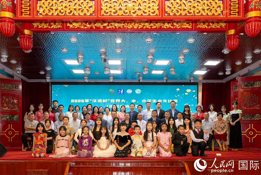 马珈大使与嘉宾及选手合影。人民网记者 谢佳君摄