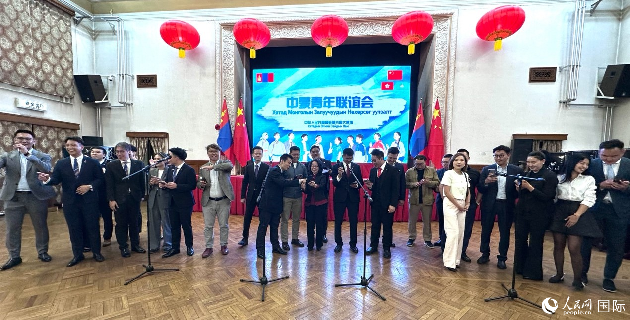 中蒙青年同台合唱《朋友》。人民网记者 张朋辉摄