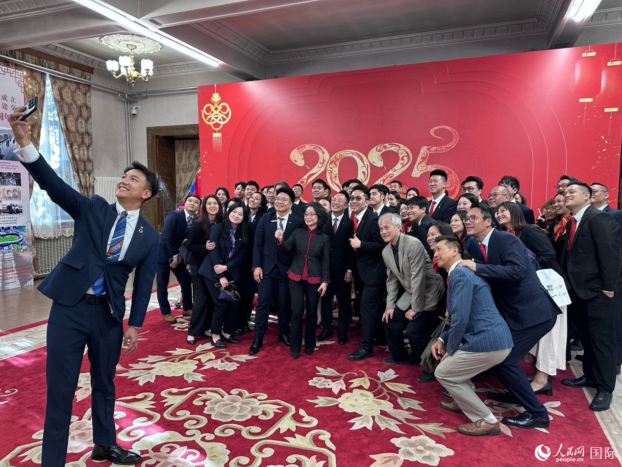 沈敏娟大使同青年朋友合影留念。 人民网记者 张朋辉摄