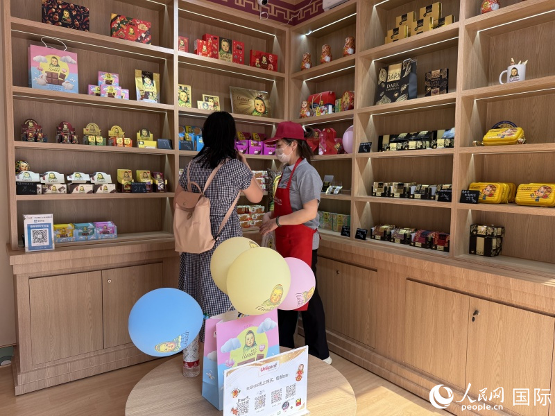 4. 中国游客在俄罗斯食品店中挑选产品。人民网记者杨倩 摄
