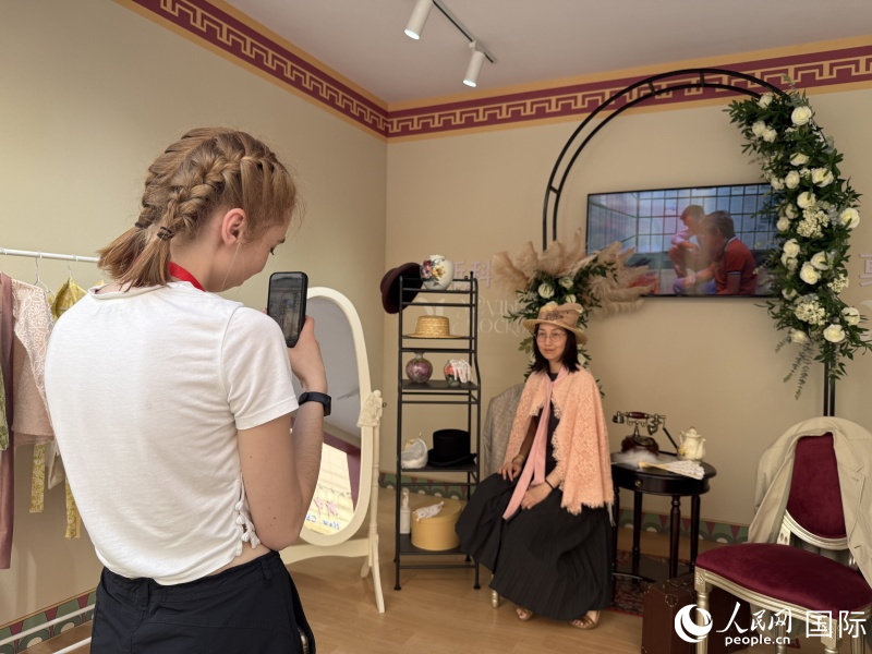 游客体验拍摄俄罗斯庄园布景照片。 人民网记者 杨倩摄