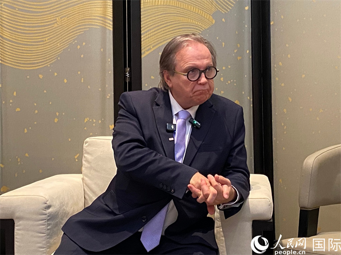 西班牙中国友好协会主席安东尼奥·卡尔莫纳接受人民网专访。人民网 章倩波摄