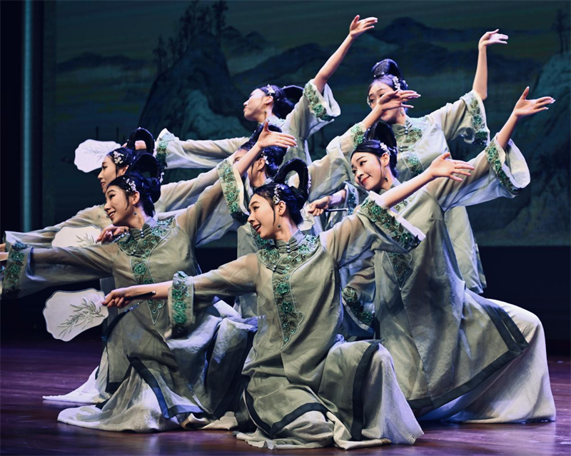 中国古典舞女子群舞《清风徐来》。新加坡中国文化中心供图
