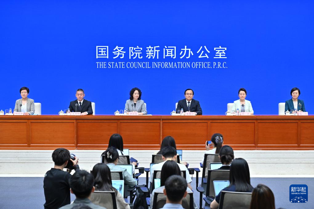 6月13日，国务院新闻办公室举行新闻发布会，商务部国际贸易谈判副代表李詠箑、山东省副省长宋军继、商务部国际贸易经济合作研究院院长王雪坤、山东省商务厅厅长王磊、青岛市副市长赵燕介绍2025年跨国公司领导人青岛峰会有关情况，并答记者问。新华社记者 李鑫 摄