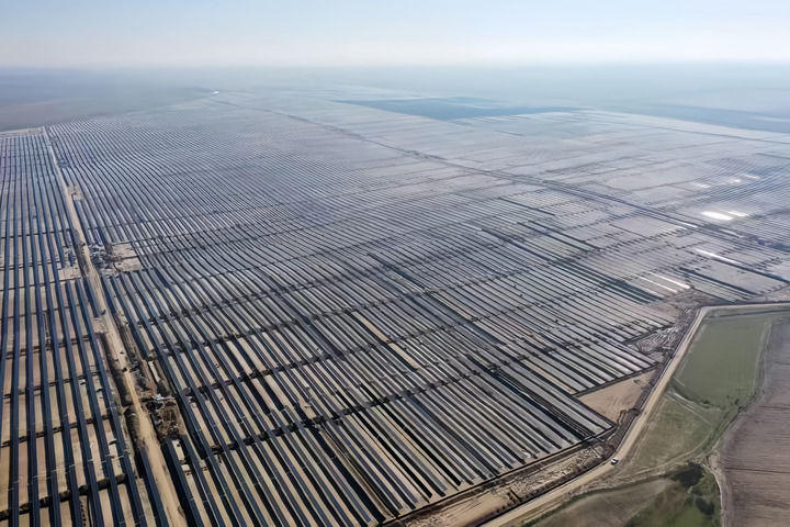 这是2024年4月29日拍摄的乌兹别克斯坦撒马尔罕光伏项目。新华社发（中国东方电气集团供图）
