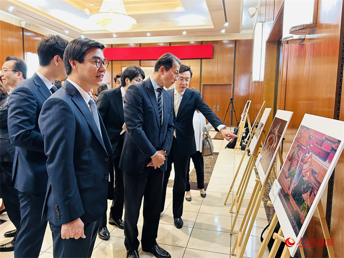 中日嘉宾观看两国人文交流图片展。人民网 许可摄