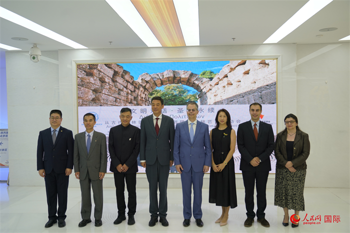 6月13日，中希各界代表在希腊奥林匹克精神展开幕式上合影。人民网 张泽宇摄