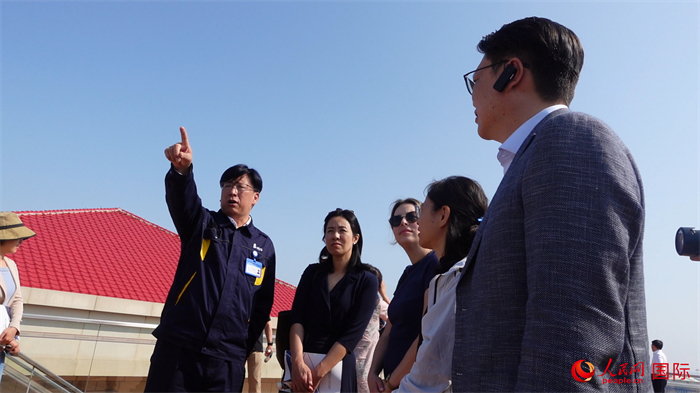 6月11日，多国驻华使节在辽宁盘锦参访华锦阿美石油化工有限公司。人民网 殷韬摄