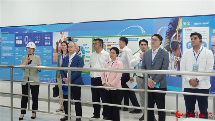 6月12日，多国驻华使节在辽宁沈阳参访中化沈阳化工股份有限公司。人民网 殷韬摄