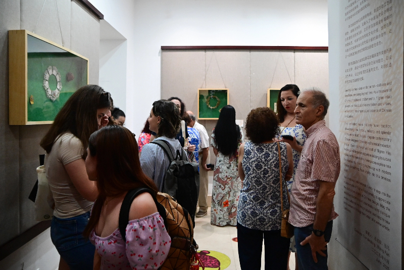 对话·Zhiyin  - “ Yue Jieqianqiu：香水镶嵌的珠宝展