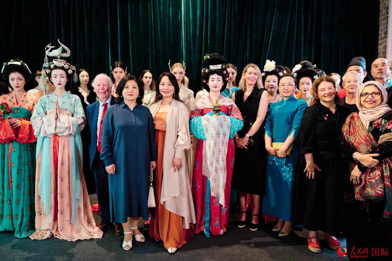 中英各界来宾对中国传统服饰展示给予高度好评。杨浩鹏摄