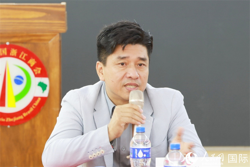 巴西中国浙江商会会长郑侠茂在座谈会上致辞。人民网记者 陈海琪摄
