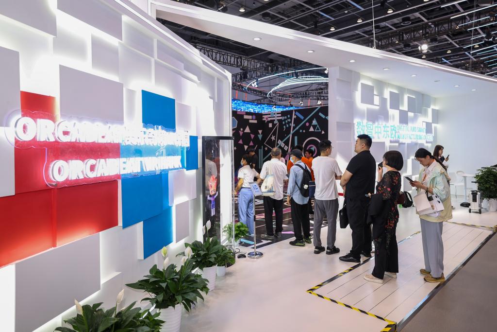 2025年5月22日至25日，第四届中国－中东欧国家博览会暨国际消费品博览会在浙江宁波举行。5月22日，观众在排队等待参观“数智中东欧”展区。（新华社记者江汉摄）