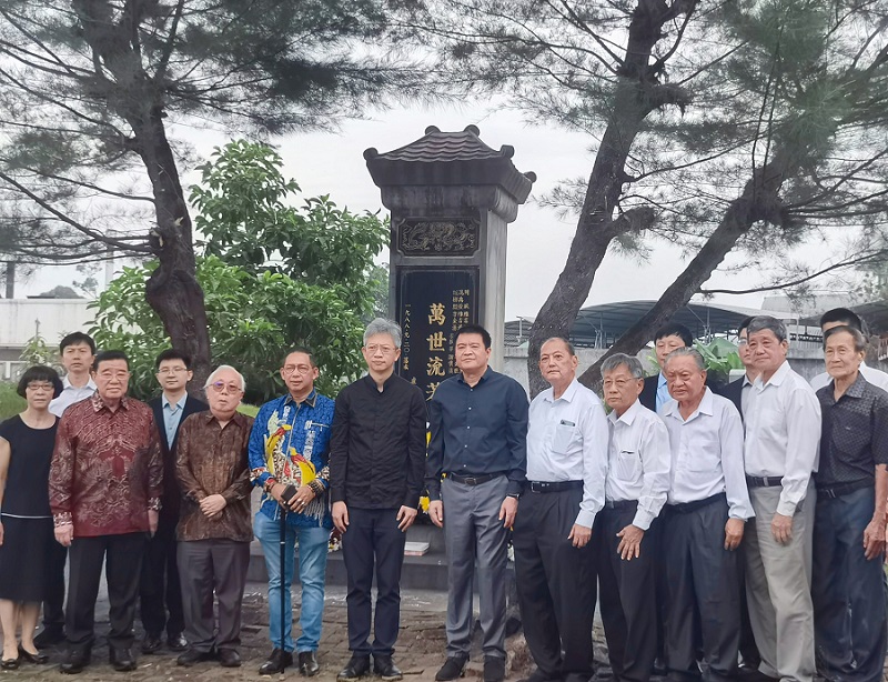 各界代表在仪式现场合影。中国驻印尼使馆供图