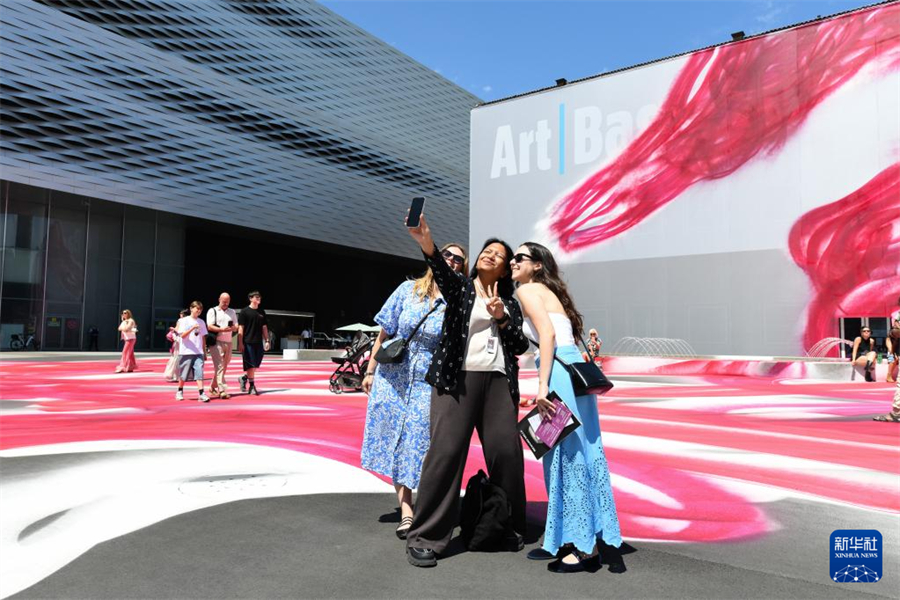 6月21日，在瑞士巴塞尔，人们参观2025年巴塞尔艺术展。新华社记者 连漪 摄