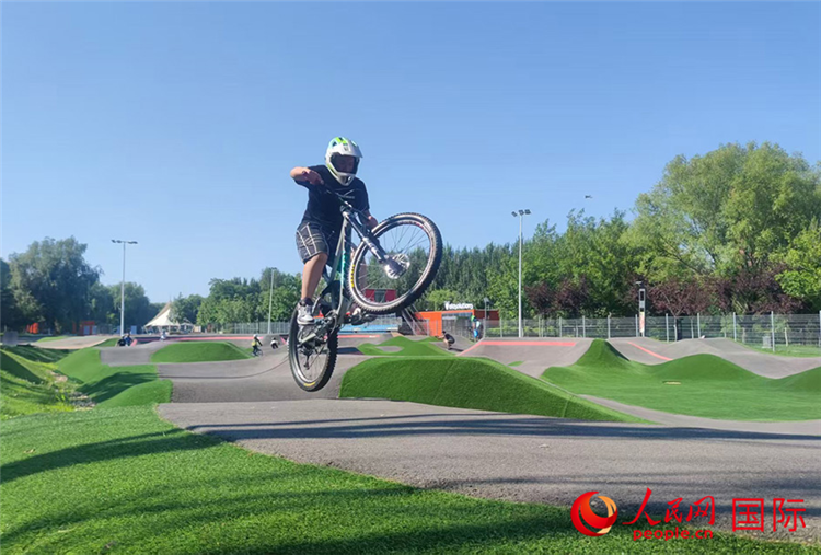 在泵道上练习骑行的少年。人民网记者 张璐璐摄