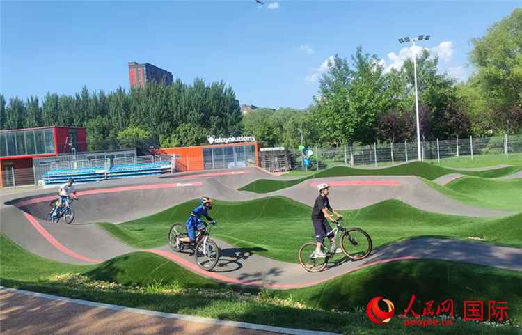 在泵道上练习骑行的少年。人民网记者 张璐璐摄