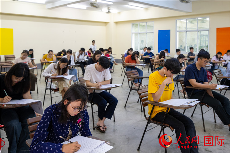6月22日，当地学生在仰光大学参加汉语水平考试（HSK）。人民网记者 谢佳君摄