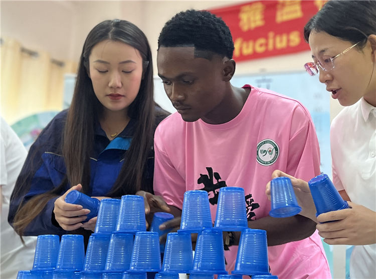 立秋叠杯塔。尚宛蓉摄
