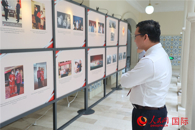 来访嘉宾观看中菲建交50周年图片展。人民网记者 樊帆摄