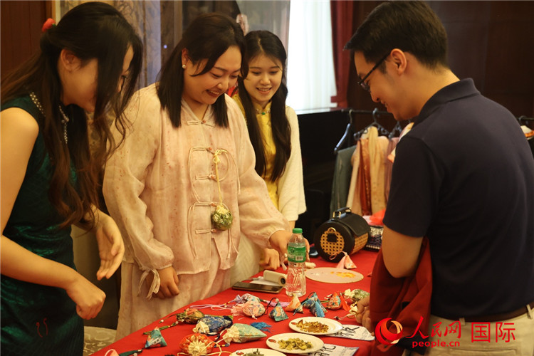 来访嘉宾体验书法、品茗、焚香、汉服、剪纸、香囊等中国传统文化活动。人民网记者 樊帆摄