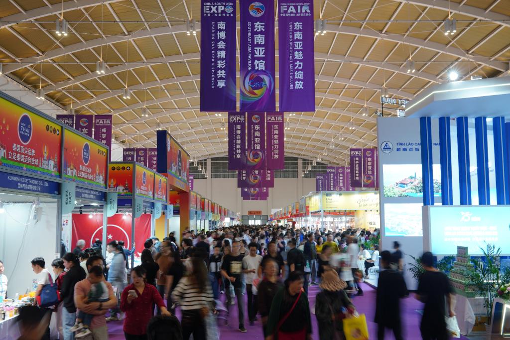 6月21日，南博会东南亚馆内人潮涌动。新华社记者高咏薇 摄