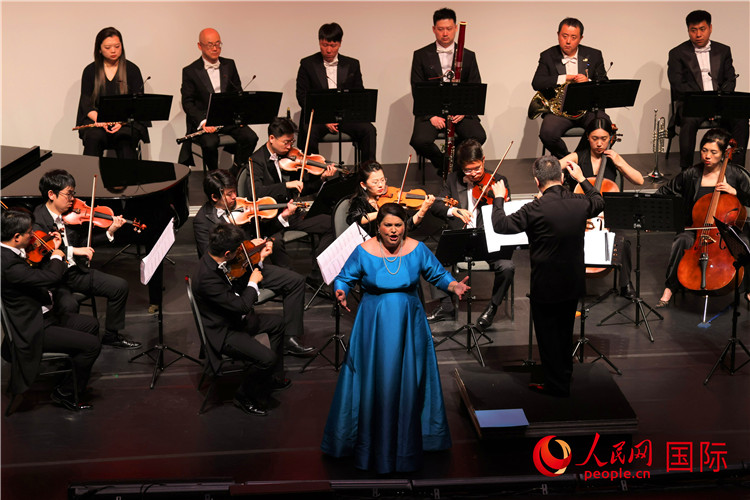 6月24日在里约热内卢举行的《中巴友谊咏叹调》音乐会现场，巴西女高音歌唱家玛丽利娅·瓦加斯用中文演唱《葬花吟》。人民网记者 时元皓摄
