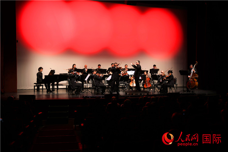 6月24日在里约热内卢举行的《中巴友谊咏叹调》音乐会现场，中央歌剧院院长、艺术总监刘云志等艺术家演奏小提琴协奏曲《梁祝》节选。人民网记者 时元皓摄