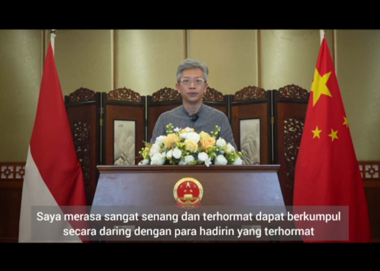 中国驻印度尼西亚大使王鲁彤发表视频致辞。中国驻登巴萨总领馆供图