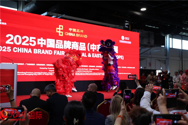 开幕式上舞狮表演。人民网记者 禹丽敏 摄