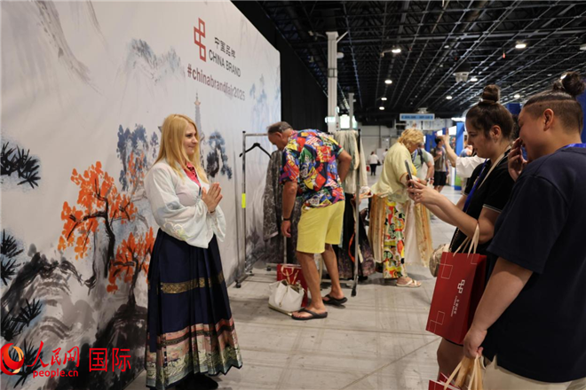 来宾体验中国传统服饰。人民网记者 禹丽敏 摄