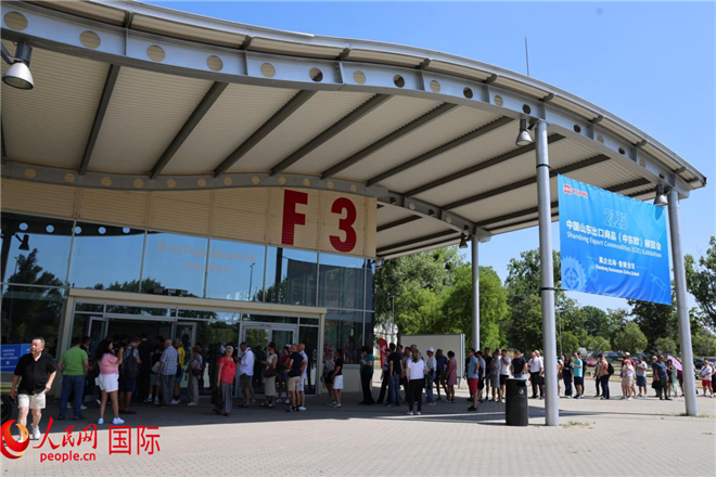 来宾在场外排起长队等待入场。人民网记者 禹丽敏 摄