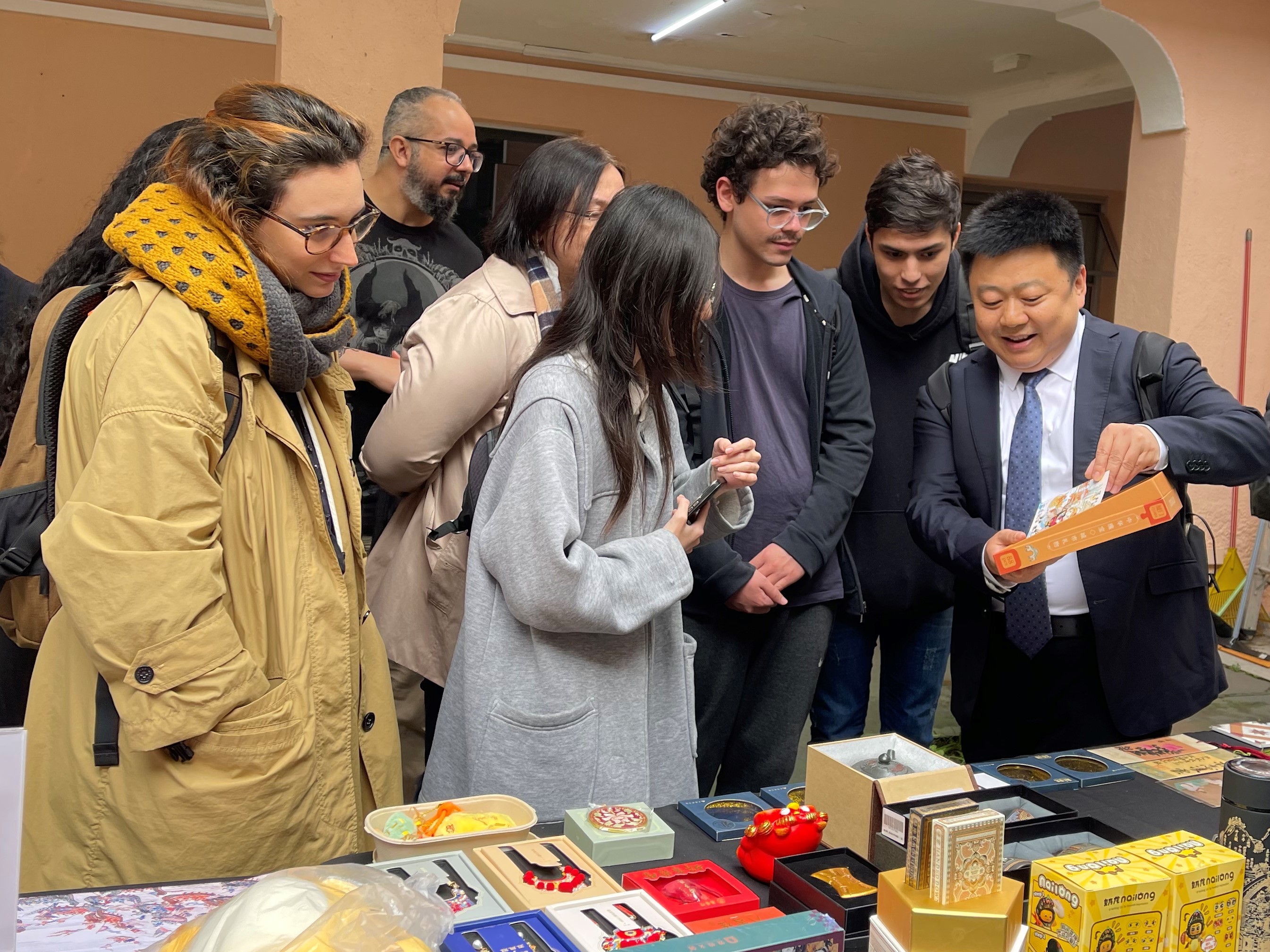 第三届拉美中国文化巡回展·走进巴西活动现场，工作人员向参观者介绍文创产品。 厦门外图集团供图