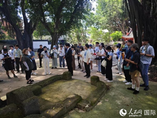 冲绳大学生代表团参观琉球墓园。人民网记者 陆晓鸥摄