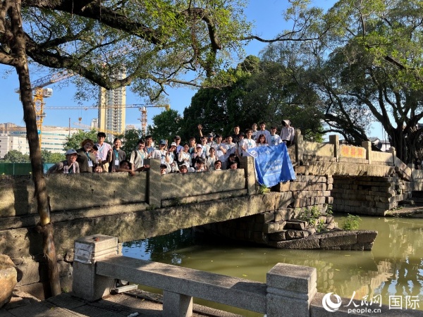 代表团参观河口万寿桥。人民网记者 陈思摄