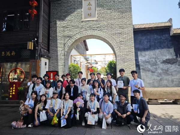 冲绳大学生代表团与福州外语外贸学院学生合影。人民网记者 陆晓鸥摄