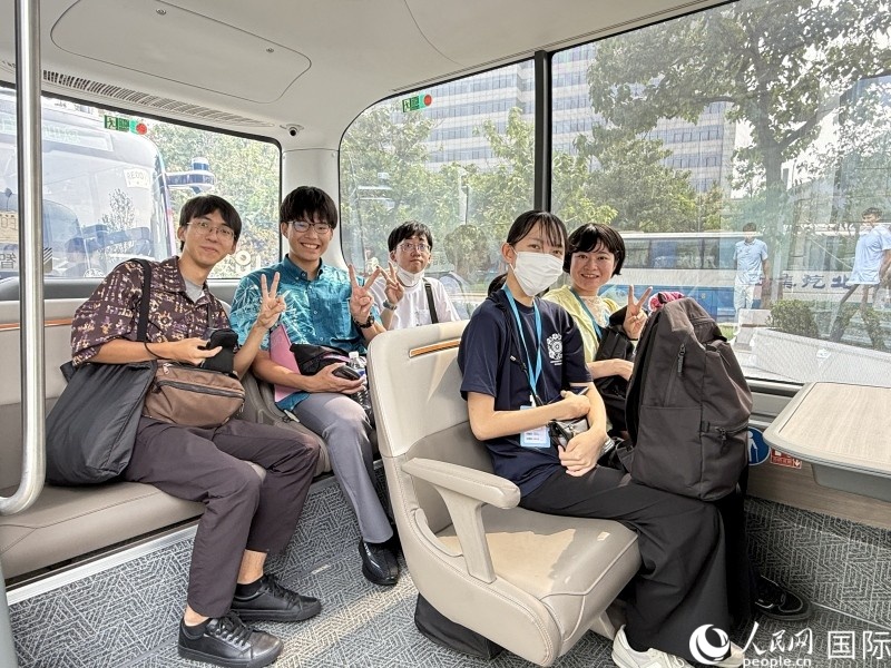 冲绳大学生访华团试乘无人驾驶小巴。人民网记者 陈思摄