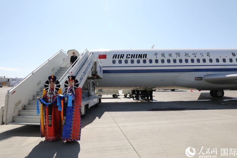 礼仪人员准备迎接旅客。人民网记者 张朋辉摄