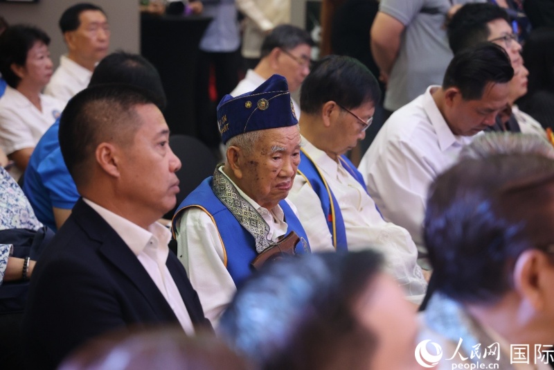 菲律宾华侨抗日游击支队老战士王振厘出席图片展的开幕活动。人民网记者 樊帆摄