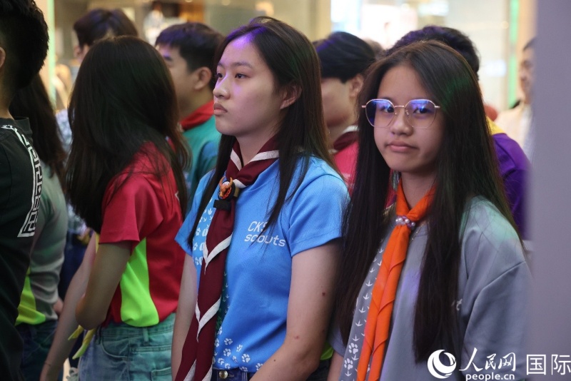 参加图片展开幕活动的华裔青年学生。人民网记者 樊帆摄