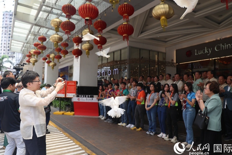 图片展开幕式现场放飞象征和平的白鸽。人民网记者 樊帆摄